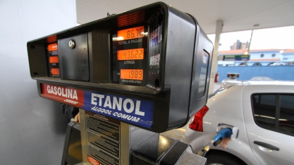 Petrobras manterá preço da gasolina até petróleo se acomodar no mercado  