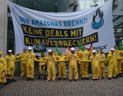 Ministro Ricardo Salles é alvo de protesto em Berlim