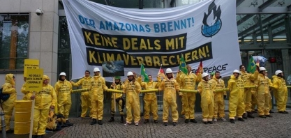 Ministro Ricardo Salles é alvo de protesto em Berlim