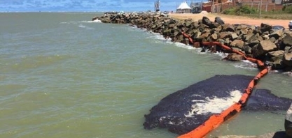 Às vésperas de leilões, petróleo em praias mostra despreparo do país