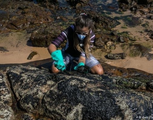 Óleo está indo para o sul e deve chegar ao litoral do Rio,diz especialista