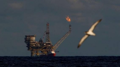 Preços do petróleo caem 7% após Trump surpreender com restrição a viagens