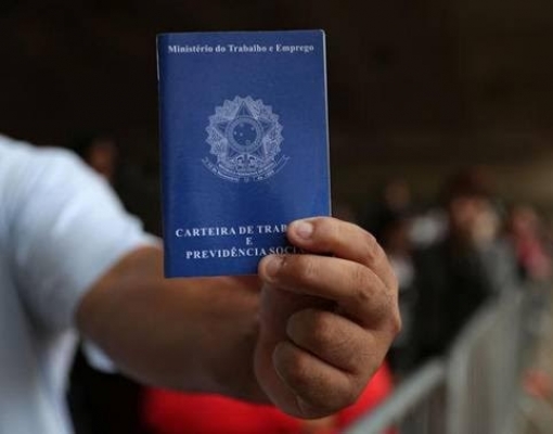 Pedidos de auxílio-desemprego crescem em março e abril