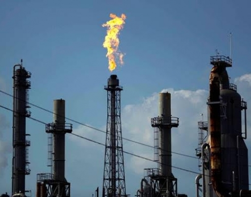 Petróleo cai diante de excesso de oferta e dúvidas sobre cortes de produção