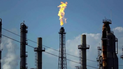 Petróleo cai diante de excesso de oferta e dúvidas sobre cortes de produção