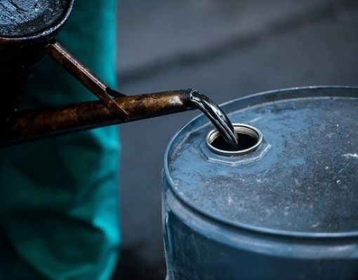 Covid-19: Preços do petróleo caem 8% por volta de preocupação com demanda 