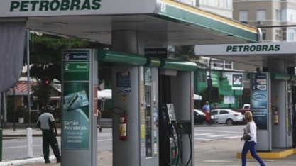 Petrobras sobe gasolina em 4% e interrompe sequência de cortes de preço