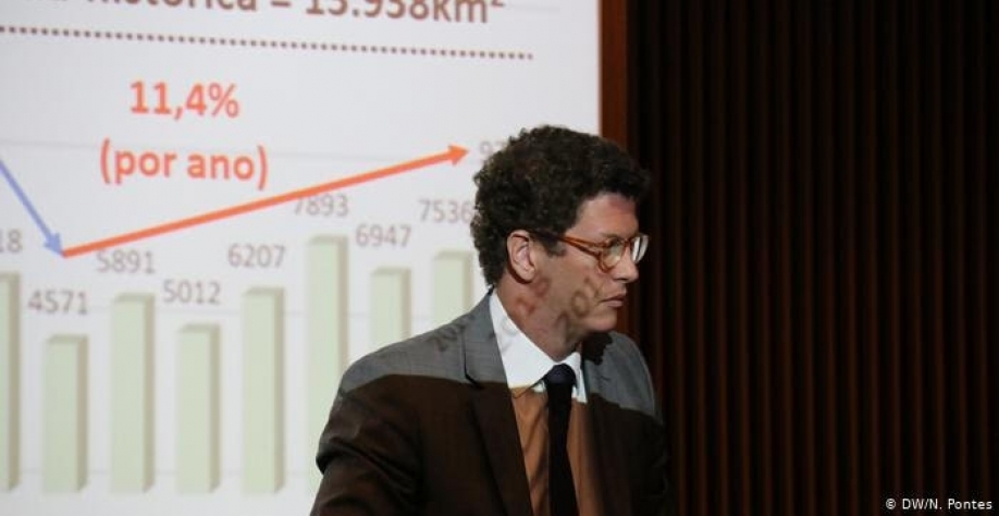 Justiça suspende decisão de Salles que revogou normas ambientais