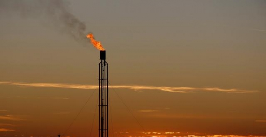 Preços do petróleo caem 3% com retomada de abastecimento nos EUA