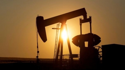 Petróleo cai 2% com impasse sobre estímulo e aumento de estoques nos EUA