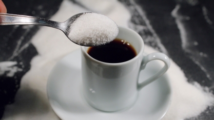 Café arábica avança na ICE; açúcar fecha estável