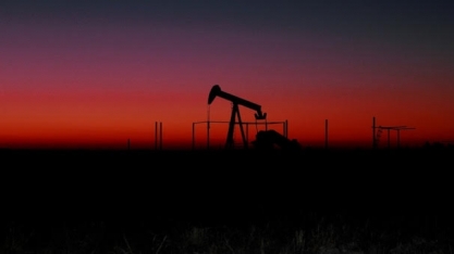 Preços do petróleo saltam 2% e têm maior nível em 1 ano
