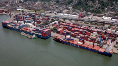 Fila de navios cresce com atraso da colheita de soja no Brasil