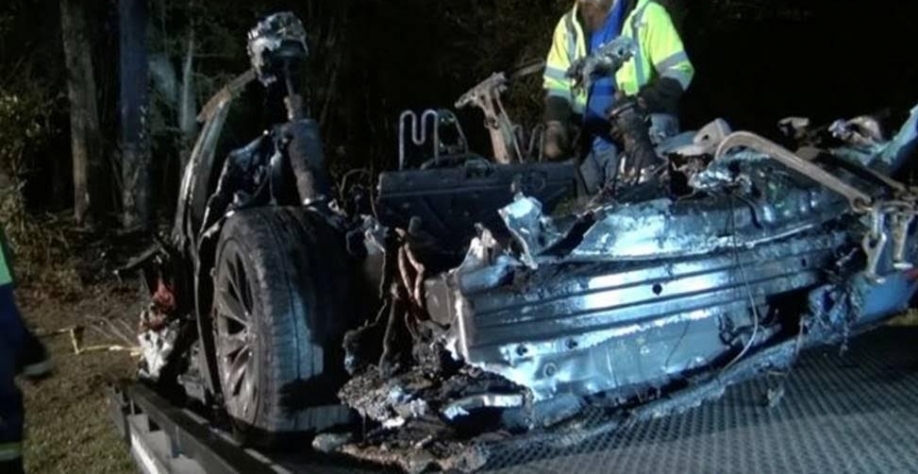 Tesla: Acidente com carro 'sem motorista' mata 2 pessoas nos EUA