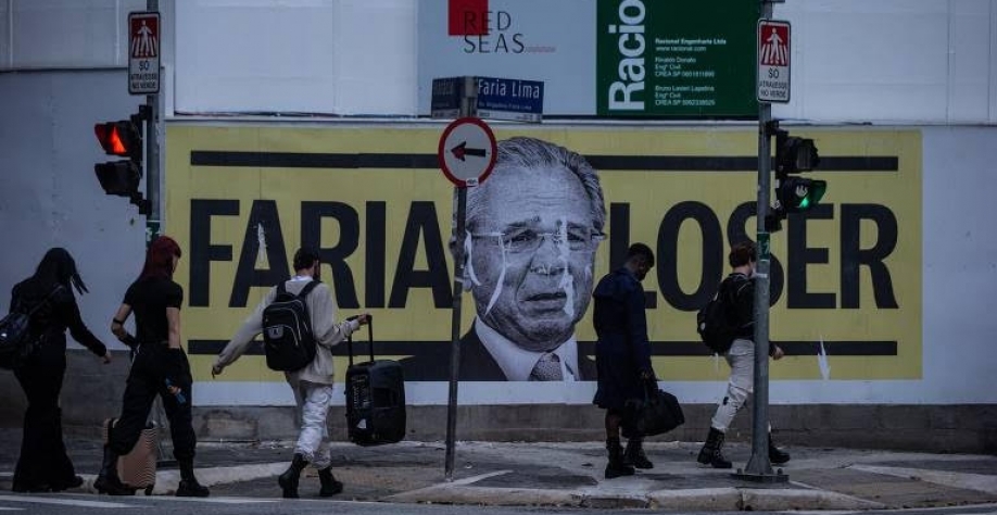 Guedes vira 'faria loser' em cartazes colados na avenida Faria Lima