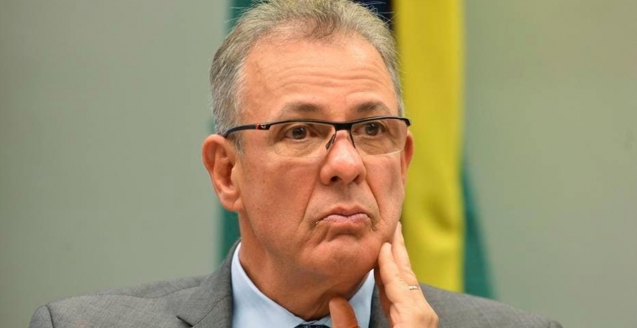 Ministro admite que crise se agravou e pede para evitar até ferro de passar