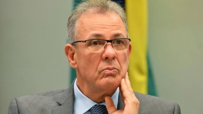 Ministro admite que crise se agravou e pede para evitar até ferro de passar