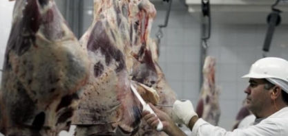 China mantém veto à compra de carne do Brasil e deixa autoridades perplexas 