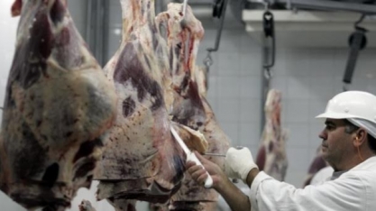 China mantém veto à compra de carne do Brasil e deixa autoridades perplexas 