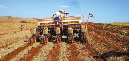 Alta umidade do solo favorece plantio de soja no Brasil em outubro