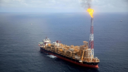 Petróleo avança quase 5% com esperança em relação à variante Ômicron