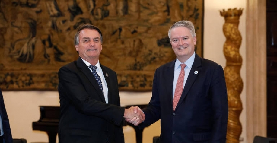 Legenda: O presidente Jair Bolsonaro posa para foto após reunião com o secretário-geral da Organização para a Cooperação e o Desenvolvimento Econômico (OCDE), Mathias Cormann. Foto Alan Santos/PR