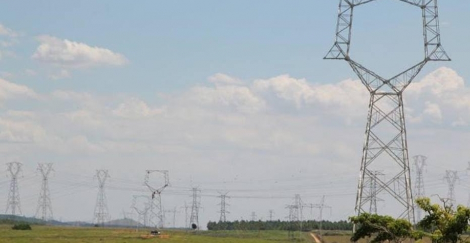 Legenda: Torre de transmissão de energia; País enfrenta crise hídrica e isso encarece a conta de energia do consumidor Foto: Isolux/ Divulgação