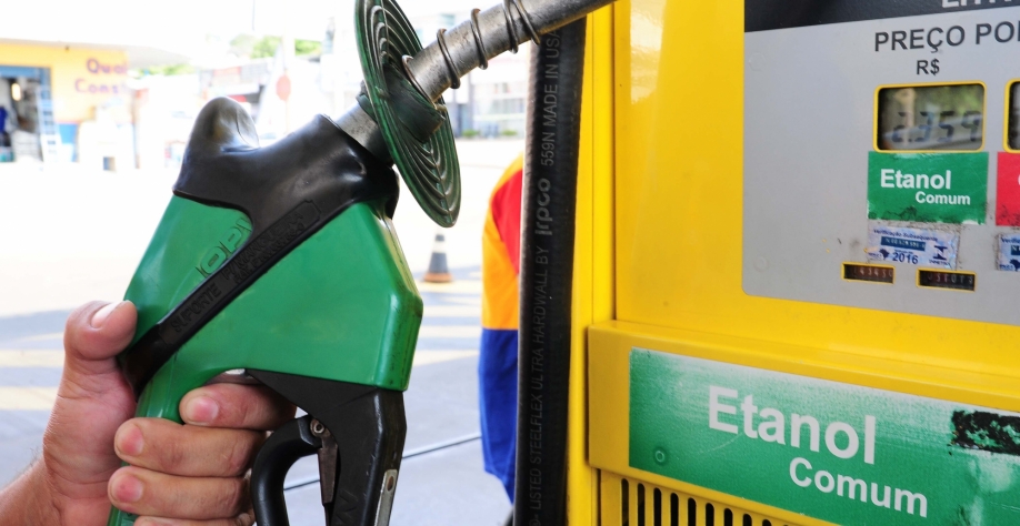 Queda do etanol desacelera para o consumidor e GNV dispara