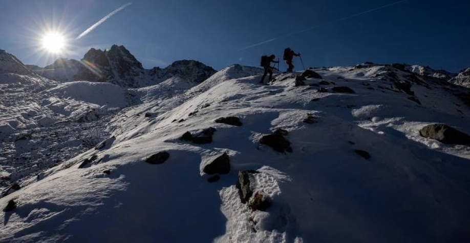 Legenda: Pesquisadorse caminham em área de neve, na Áustria. Foto Lisi Niesner/Reuters