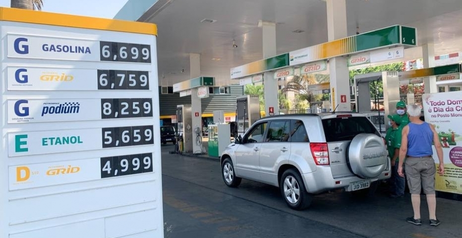 Legenda: A alta dos combustíveis tem sido um dos grandes problemas que o governo Bolsonaro e do Congresso tenta solucionar neste início de ano eleitoral. Foto: Dida Sampaio;Estadão