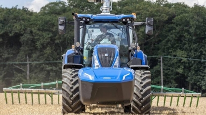 Gás gerado a partir de fezes e rejeitos agrícolas move trator sustentável