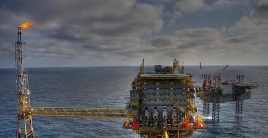 Legenda: Na semana passada, o Brent de referência subiu 21% ao fechar a 118,11 dólares o barril e o petróleo dos EUA subiu 26% (Imagem: Pixabay)