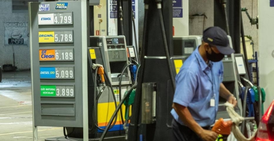 Legenda: Congelamento de preços dos combustíveis teria custo de R$ 180 bi a R$ 200 bi se medida fosse adotada pela Petrobras durante todo o ano de 2022.  Foto: Daniel Teixeira/Estadão