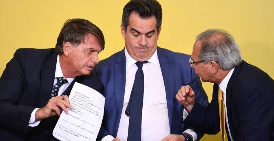 Legenda Bolsonaro, Ciro e Guedes conversam em cerimônia no Palácio do Planalto. Foto Evaristo Sa/AFP