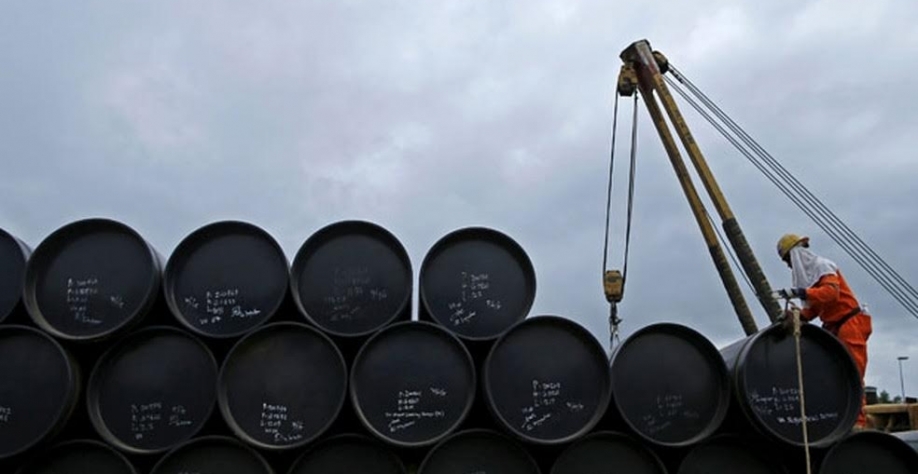 Legenda: Preço do petróleo subiu 18% na noite deste domingo . — Foto: Reuters