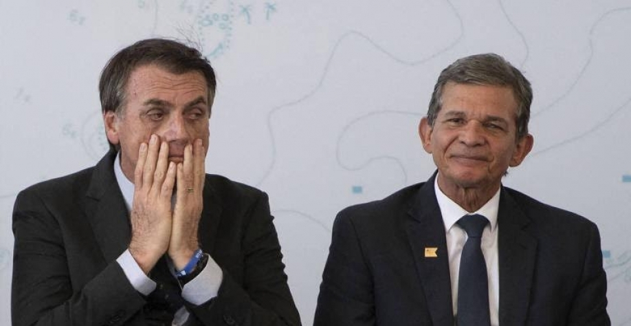 Legenda: Bolsonaro e o general e presidente da Petreobras Joaquim Silva e Luna. Foto  Mauro Pimentel /AFP
