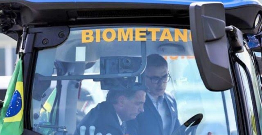 Legenda: Bolsonaro e o trator que foi apresentado nesta segunda, movido a biometano. Foto Blog RCIA Araraquara