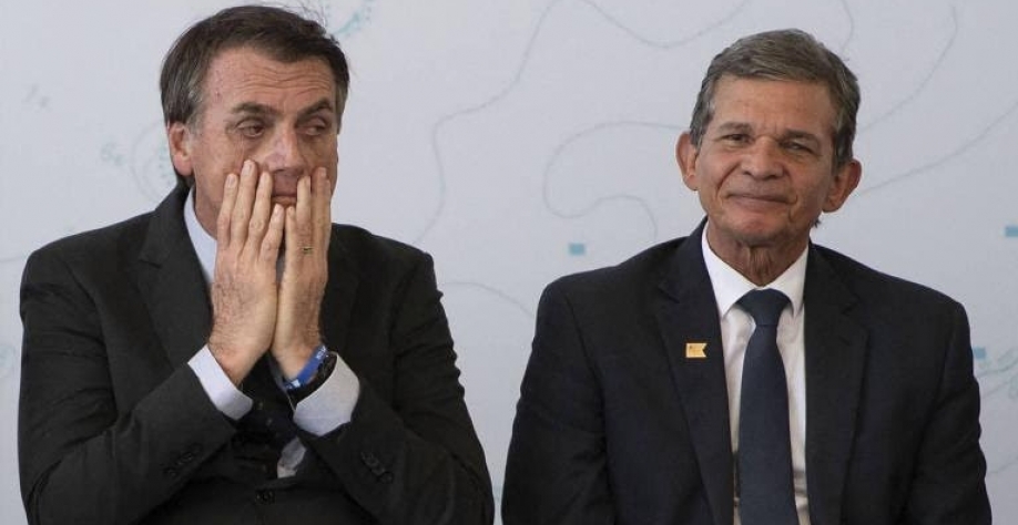 Legenda: Bolsonaro e o general e presidente da Petreobras Joaquim Silva e Luna. Foto  Mauro Pimentel /AFP