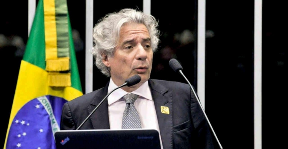 Legenda: Fogo amigo: para conter preço dos combustíveis, Adriano Pires, futuro presidente da Petrobras, precisará contar com a boa vontade de colegas de governo (Imagem: Ag. Senado/ Geraldo Magela)