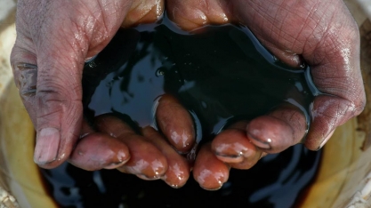 Petróleo sobe mais de 7%; UE pondera sobre proibição de petróleo russo