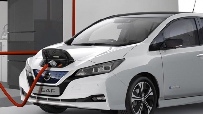 Carro elétrico pesa menos no bolso, mas falta tomada