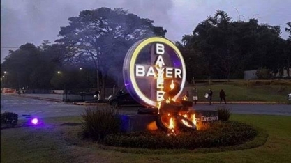 MST protesta contra agrotóxicos e queima pneus na sede da Bayer