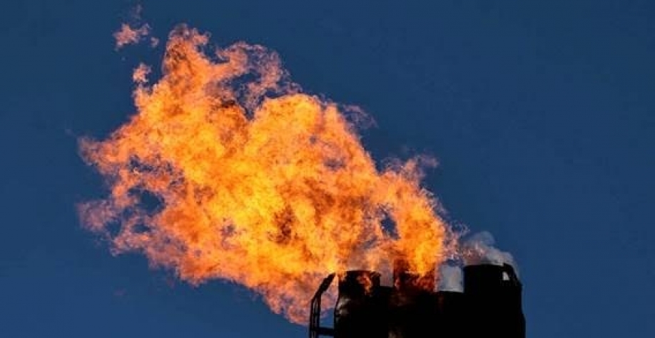 Legenda: O petróleo Brent subiu 0,26 dólar para fechar a 122,27 dólares o barril (Imagem: REUTERS/Hannibal Hanschke)