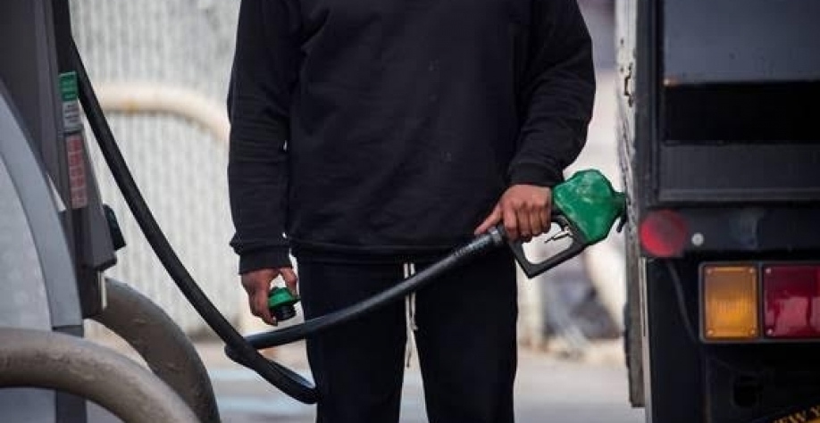 Legenda: Homem abastece veículo em posto de combustível no bairro do Brooklyn, em Nova York, nos Estados Unidos - Michael Nagle - 9.mar.2022/Xinhua