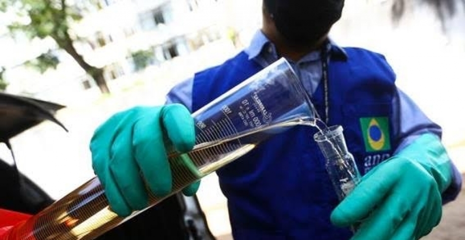 Legenda: PEC deve estabelecer comando para que o etanol se mantenha competitivo de acordo com a redução que cada estado fizer da gasolina. Foto: Marcelo Camargo/Agência Brasil (15/03/2021