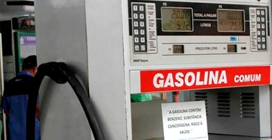 Gasolina cai mais 6,4% nos postos e volta a nível de junho de 2021