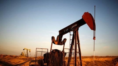 Preço do petróleo sobe US$ 2 com recuo do dólar