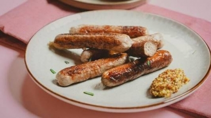 Foodtech holandesa consegue criar linguiças de carne cultivada