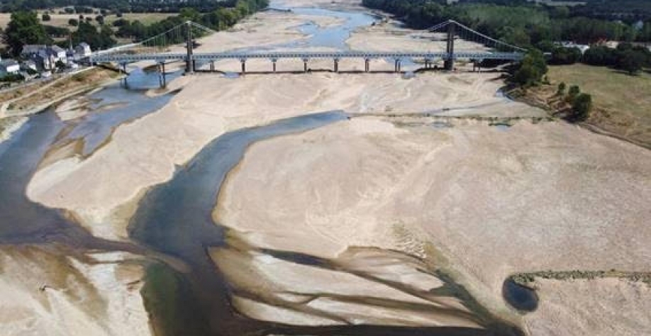 Legenda: Seca em porção do rio Loire em Loireauxence, na França - Stephane Mahe - 16.ago.22/Reuters