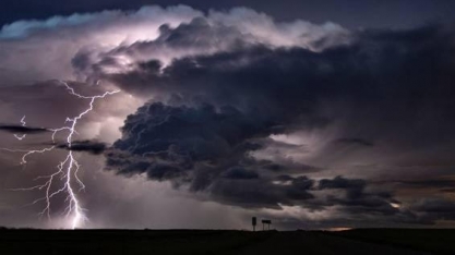 Frente fria provoca chuva intensa com ventos na região Sul, em MS e SP